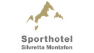 Das Logo von Silvretta Montafon zeigt eine stilisierte rote Bergsilhouette über blauem Text. Das Design vermittelt Abenteuerlust und alpine Atmosphäre.