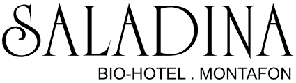 Stilisiertes Textlogo für das Saladina Bio-Hotel Montafon mit eleganter schwarzer Serifenschrift auf weißem Hintergrund, das Raffinesse und umweltfreundlichen Luxus vermittelt.