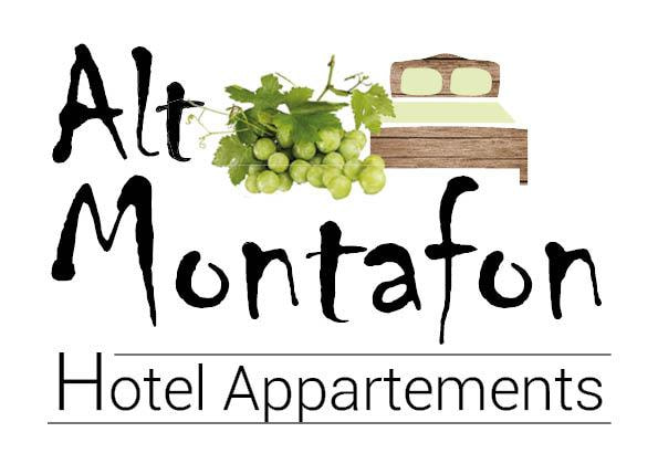 Logo für Alt Montafon Hotel Appartements. Mit stilisiertem Text, einer Traube grüner Weintrauben und einer Illustration eines Holzbettes, die einen rustikalen und einladenden Eindruck vermitteln.