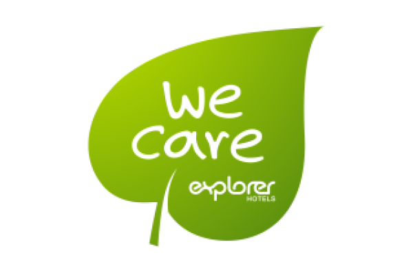 Grüne Blattgrafik mit dem Text „We Care“ in Weiß, darüber „Explorer Hotels“ in kleinerer Schrift. Vermittelt eine umweltfreundliche und fürsorgliche Botschaft.