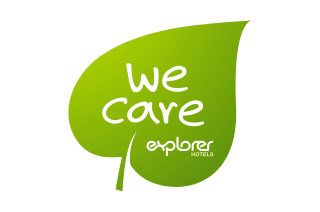 Grüne Blattgrafik mit dem Text „We Care“ in Weiß, darüber „Explorer Hotels“ in kleinerer Schrift. Vermittelt eine umweltfreundliche und fürsorgliche Botschaft.