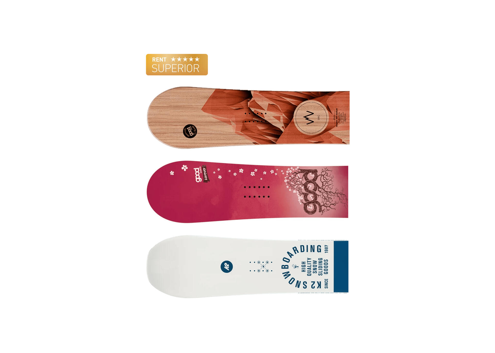 Drei Snowboard-Decks sind vertikal angeordnet. Das oberste hat eine Holzstruktur mit Bergmotiven, das mittlere ist rosa mit einem Blumenmuster und das unterste ist weiß mit blauem Text.
