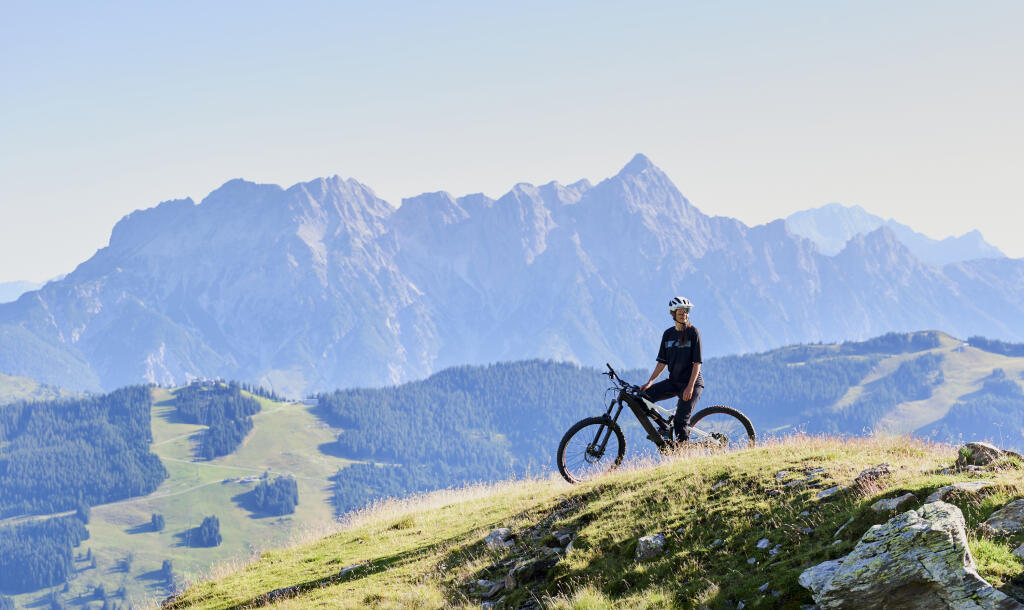Eine Radfahrer blickt in die Berglandschaft