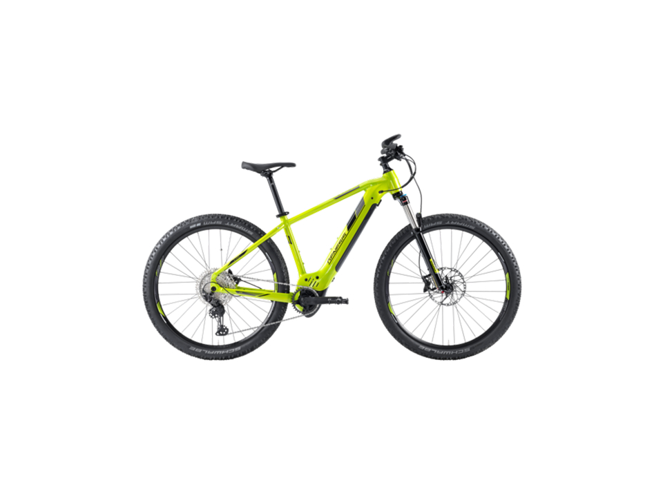 Leuchtend grünes Mountainbike mit stabilem Rahmen, breiten Reifen und Scheibenbremsen. Das Fahrrad steht auf einem weißen Hintergrund und vermittelt einen eleganten, abenteuerlichen Eindruck.