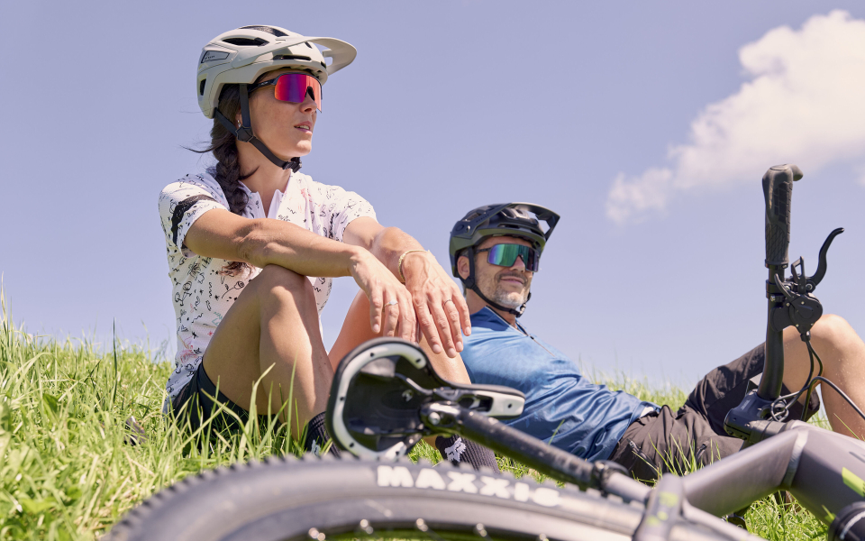 Eine rote Seilbahn fährt unter einem klaren Himmel über schneebedeckte Berge und einen blauen See und vermittelt ein Gefühl von Entdeckungslust und Ruhe in einer Winterlandschaft.
