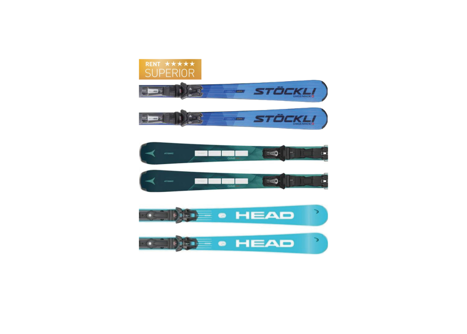 Drei Paar Ski sind vertikal angeordnet. Von oben nach unten: schwarz mit türkisfarbenen Akzenten, grün mit schwarzen Details und leuchtend rot mit schwarzen Elementen.