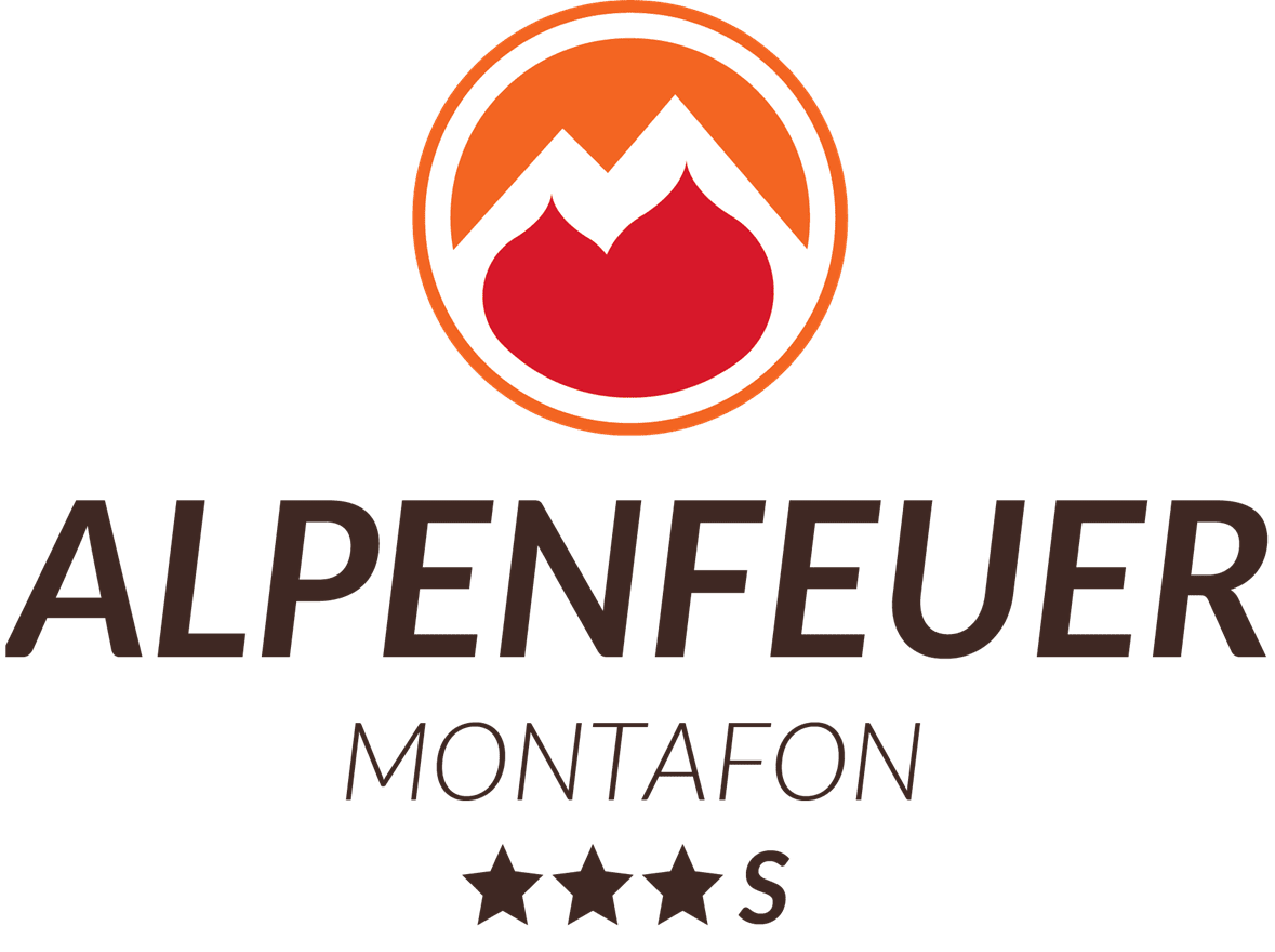 Logo von Alpenfeuer Montafon mit einer roten Flamme und weißen Berggipfeln in einem orangefarbenen Kreis, darunter drei Sterne.